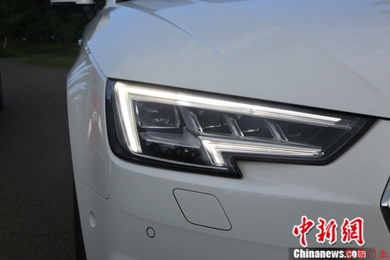 全新奥迪A4L醒目独特的矩阵式LED大灯